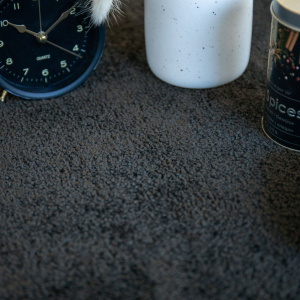 Dalle moquette velours Flexi Home noir, texture chaleureuse pour salon ou bureau moderne