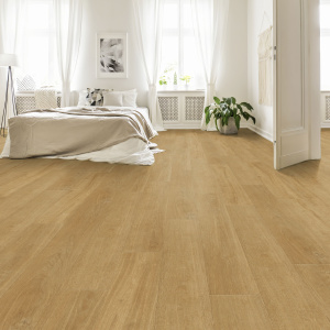 Lame vinyle - Gerflor Senso Unik - Madera miel dans une chambre lumineuse à la décoration naturelle