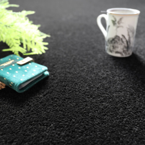 Moquette Manège Noir avec carnet bleu et tasse dans ambiance déco moderne et élégante