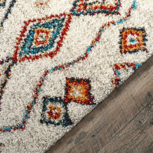 Zoom sur la texture du tapis Azilal, fond crème et couleurs vives
