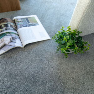 Moquette Pulse gris brume, sol velours dense pour salon ou chambre élégante
