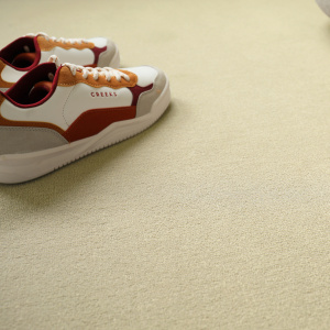 Moquette Saxony Sylon crème avec chaussures et accessoires décoratifs sur le sol textile