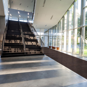 Tapis d'entrée marron au design côtelé dans un bâtiment moderne – antisalissures & antidérapant