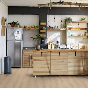 Lame vinyle Gerflor Senso Clic 3 Scandinav Medium dans une cuisine conviviale aux influences industrielles