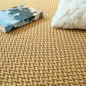 Tapis sisal sur mesure Slow doré fibres végétales dans un intérieur lumineux