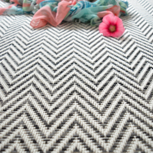 Tapis tissé plat Java Chevron blanc ganse coton anthracite - Vue de face