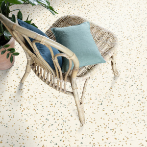 Dalle vinyle - Gerflor Senso Unik - Felizia azure dans un espace détente avec fauteuils en rotin