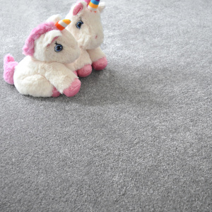 Tapis Velours Hygge gris galon gris clair - vue de près