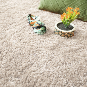 Moquette épaisse Back70 Shaggy beige, texture chaleureuse idéale pour salon ou chambre