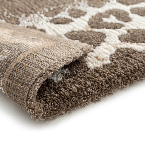 Tapis Sauvage marron chocolat motif léopard, détail de l’épaisseur et du confort sous les pieds