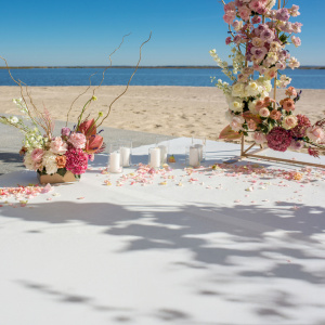 Moquette Orotex Revexpo Blanc, sol textile posé sur plage pour réception privée