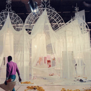Coton gratté ignifugé couleur sable installé en tenture de plafond pour scénographie