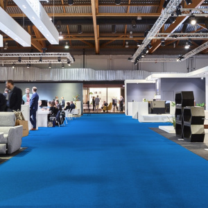 Moquette événementielle Stand Expo bleu saphir dans un salon ou une foire commerciale