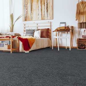 Revêtement moquette Lumicolor Gris dans une chambre lumineuse et confortable