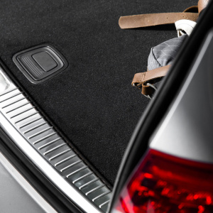 Tapis de coffre et tapis de sol voiture sur mesure - Noir protégeant le plancher de l'habitacle au quotidien