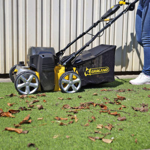 Ramassage de feuilles avec la brosseuse Garland 602-V23