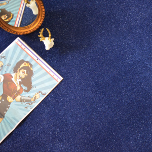 Moquette pailletée Bleu marine Flash rendu scintillant avec mise en scène enfantine