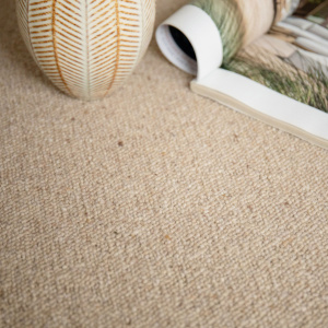 Tapis sur mesure Mallow beige pure laine vierge – texture bouclée pour salon, chambre ou bureau