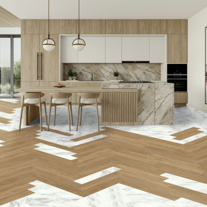Lame vinyle - Gerflor Senso Unik HB - Soleiado, effet marbre blanc combiné à un sol décor bois dans une cuisine
