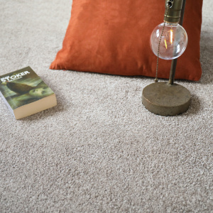 Tapis moquette poils longs grège clair