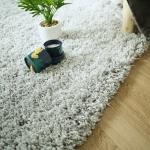 Tapis Flocon - Shaggy frisé à poils longs - Gris clair - vue de près