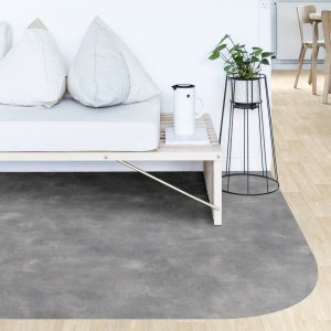 Revêtement PVC Batimax Styx T98 aspect béton gris, associé à un canapé blanc dans un intérieur contemporain