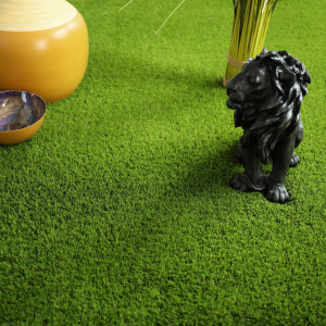 Gazon synthétique Lodge 100 % recyclable - 40mm posé en extérieur avec objets déco
