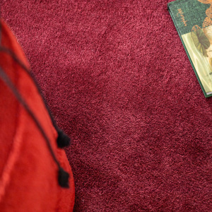 Tapis sur mesure rouge grenat Pulse, fibres polyamide résistantes et toucher exceptionnel