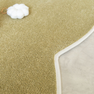 Tapis Miaou - Chat Kawai - Vert matcha, velours doux et finition blanche mis en valeur dans le décor