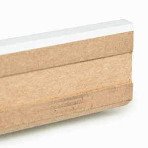 Vue détaillée du dos de la plinthe blanche à peindre et de sa rainure pour câbles