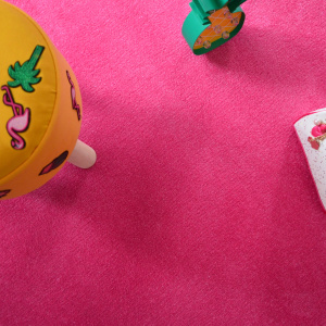Moquette Flash Rose pailletée avec reflets lumineux dans ambiance enfant tendance