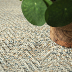 Moquette tissé plat Java Chevron Gris grège avec motif chevron en détail et plante verte
