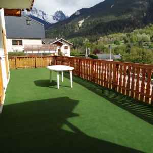 Moquette sur plots imitation gazon pour usage extérieur avec drainage