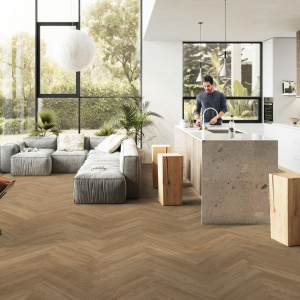 Lame vinyle - Gerflor Senso Unik HB - Madera natural dans une pièce de vie lumineuse avec sol en chevrons