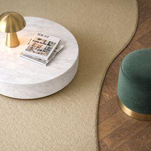 Tapis Hypnose beige nude sous table basse marbre ambiance chic et raffinée