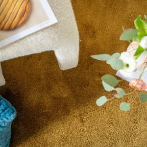 Moquette Pulse ocre antique, détail matière avec éléments décoratifs