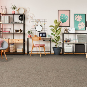 Moquette salon Lumicolor marron tendre dans un salon au style chic et contemporain