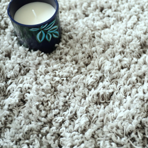 Tapis Flocon - Shaggy frisé à poils longs - Gris clair - gros plan