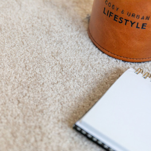Moquette ultra douce Kawaii - Beige nude dans une ambiance cocooning avec carnet, vase en céramique et matières naturelles