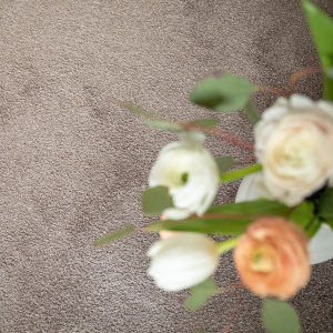 Moquette Pulse taupe fumé ultra douce, surface textile moelleuse et élégante
