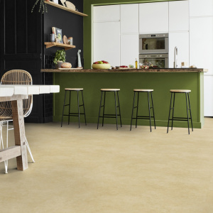 Sol PVC Best effet béton beige dans cuisine avec meubles verts