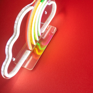 Sol Vinyle - Essentiel Color - Uni rouge avec enseigne lumineuse colorée dans un décor contemporain