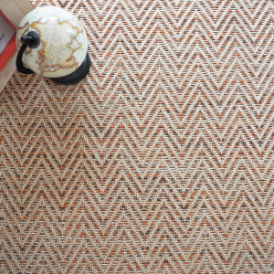 Moquette Java Chevron Nature avec motif chevron et objet décoratif dans une ambiance chaleureuse