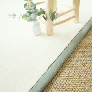 Tapis doux poils longs Touch blanc crème ganse lin vert sauge - salon