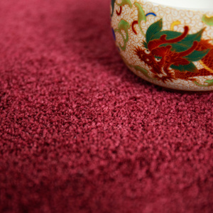 Tapis sur mesure Pulse rouge grenat, détail du velours dense et raffiné