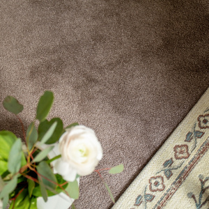 Moquette ultra douce Pulse taupe fumé, détail velours avec bordure de tapis et feuillage