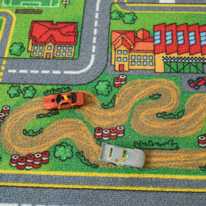 Moquette circuit voiture enfant ville avec décor détaillé et tracé ludique