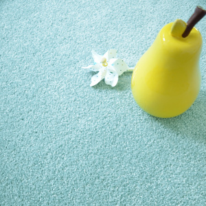 Moquette Manège Bleu caraïbe détail matière avec décoration minimaliste et tons pastel