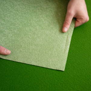 Détail du support de la Moquette filmée Stand Event Vert olive utilisée pour salons et expositions