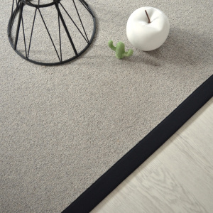 Tapis pure laine Killoo gris ganse coton noir - vue de haut